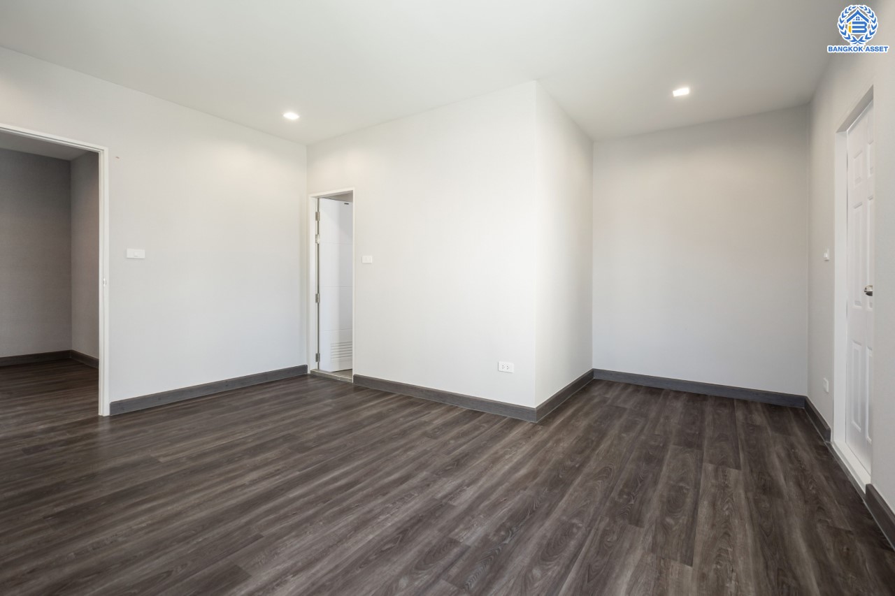 คฤหาสน์หลังใหญ่ตกแต่งใหม่ ม.บ้านสวนดอกไม้ ปิ่นเกล้า ดีไซน์สุด Luxury เนื้อที่ 154.5 ตร.ว. บนพื้นที่ใช้สอยถึง 435 ตร.ม. ฟังก์ชันจัดเต็ม 5 ห้องนอน 6 ห้องน้ำ 1 ห้องแม่บ้าน 2 ห้องอเนกประสงค์ (มีเรือนรับรองด้านข้าง พร้อมห้องน้ำในตัว) จอดรถได้ถึง 4 คัน บนทำเลเชื่อมต่อเมืองอย่างรวดเร็ว ใกล้ทางคู่ขนานลอยฟ้าบรมราชชนนี ทางด่วน "กาญจนาภิเษก" ม.มหิดล และเซ็นทรัลปิ่นเกล้า